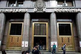 Gobierno podría pesificar deuda en dólares por hasta u$s20.000 millones