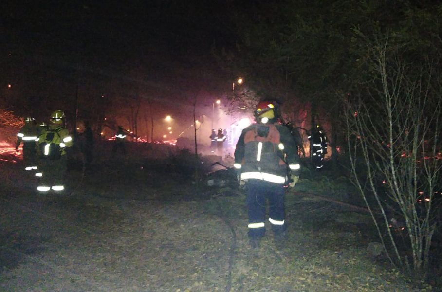 Se realizan tareas de enfriamiento por incendios de pastizales en Capital y Valle de Lerma