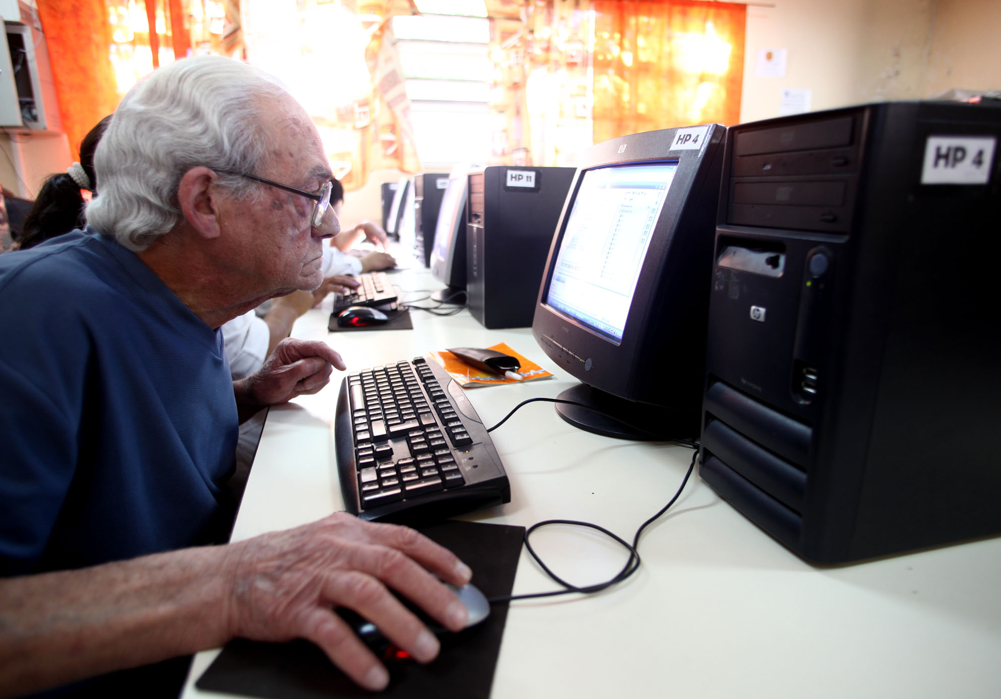 “Mi Súper Abuelo”: siguen las inscripciones del programa que acerca la tecnología a los adultos mayores