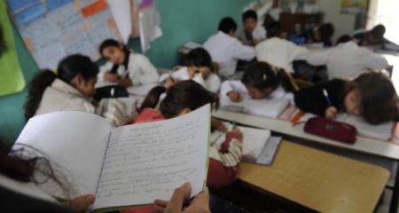 El 94% de los alumnos terminaron a tiempo la primaria, pero solo el 50% aprendió lo esperado